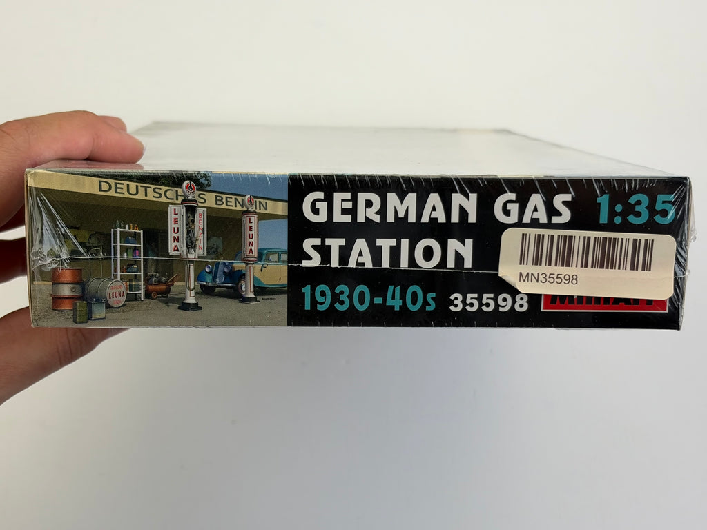 MiniArt 35598 | German Gas Station 1930-40s | 1:35