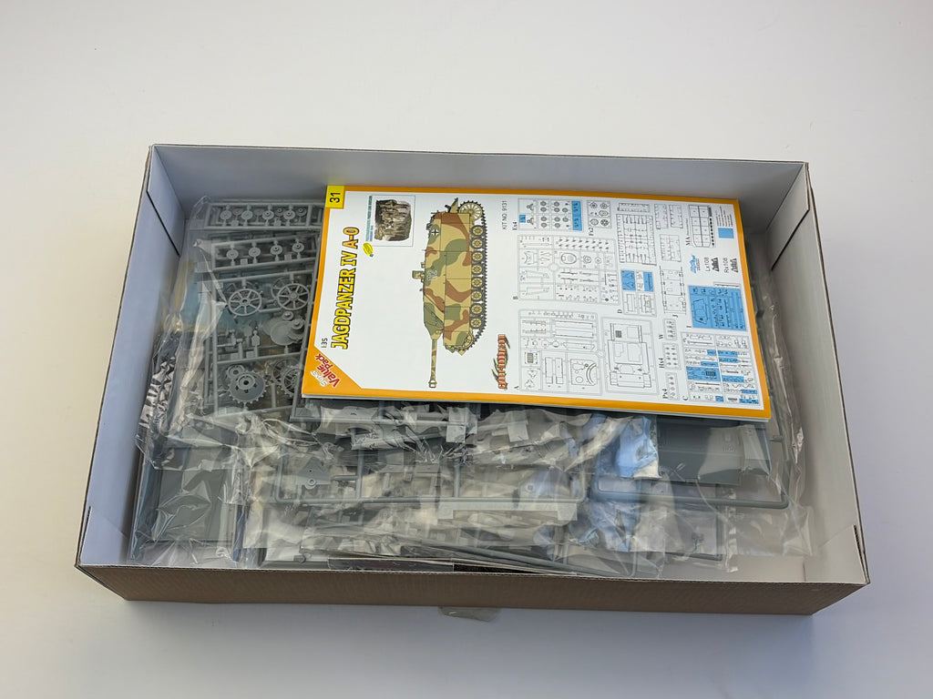 Cyber-Hobby 9131 | Jagdpanzer IV A-0 + Panzergrenadiers | 1:35