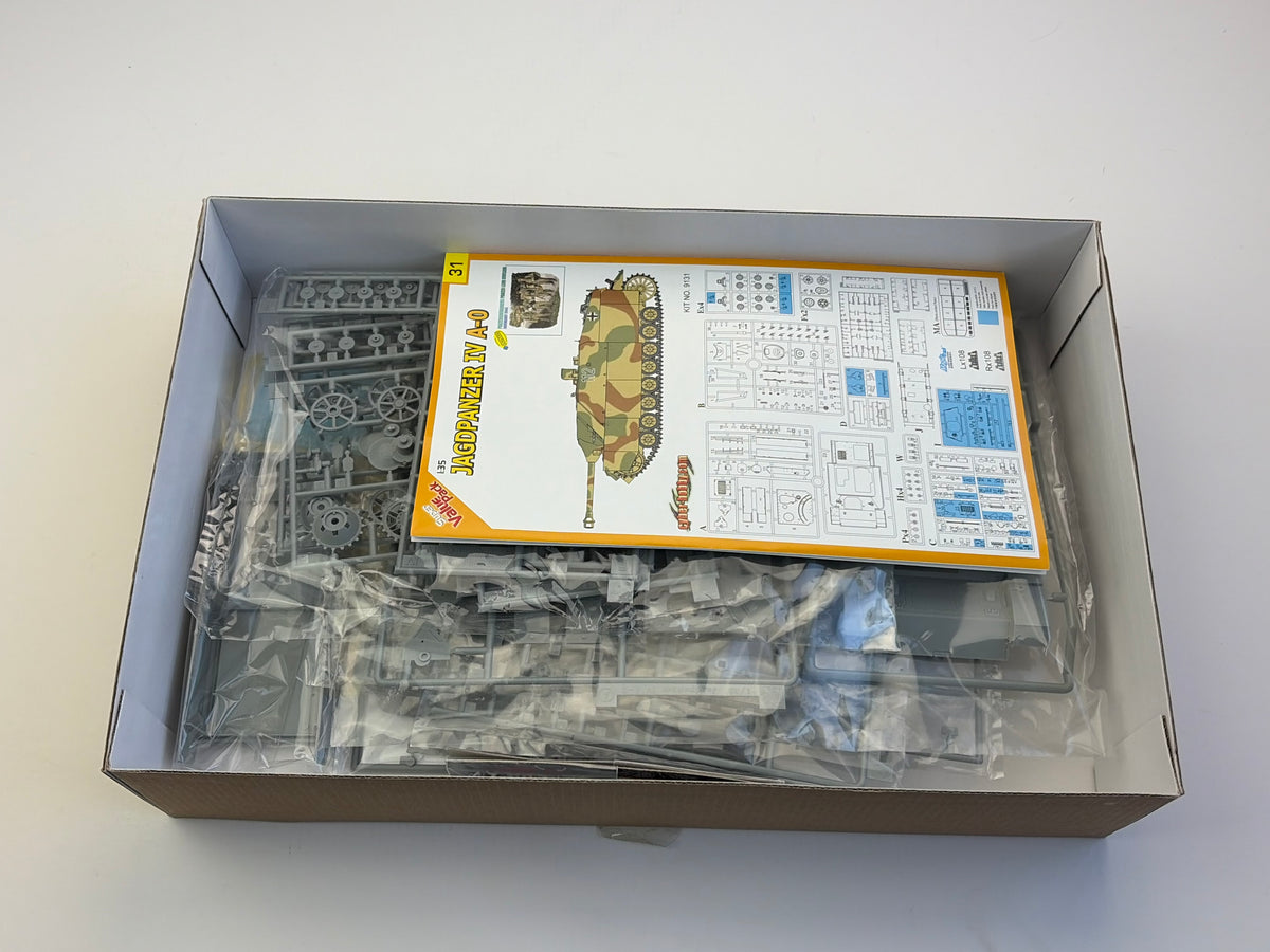 Cyber-Hobby 9131 | Jagdpanzer IV A-0 + Panzergrenadiers | 1:35