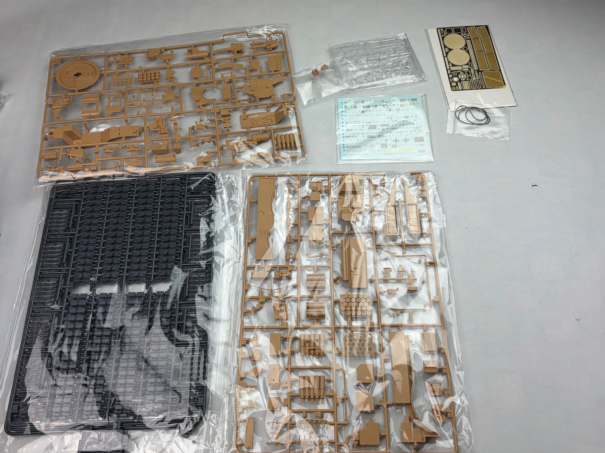Rye Field Model RM-5066 | Leopard 2A6 with Full Interior | 1:35