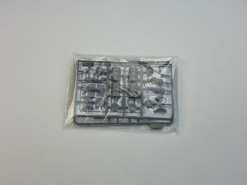MiniArt | German Soldiers w/Fuel Drums | 1:35 | 35041