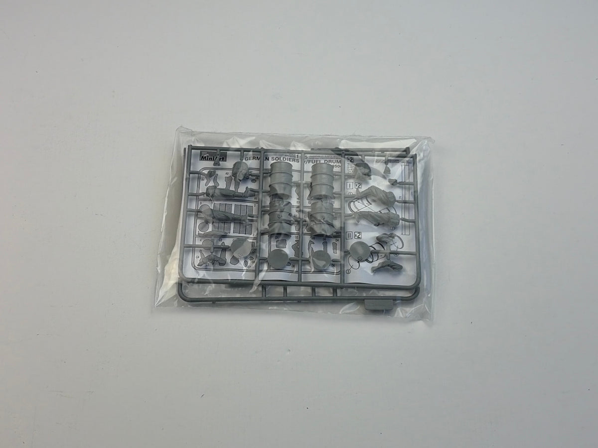 MiniArt | German Soldiers w/Fuel Drums | 1:35 | 35041