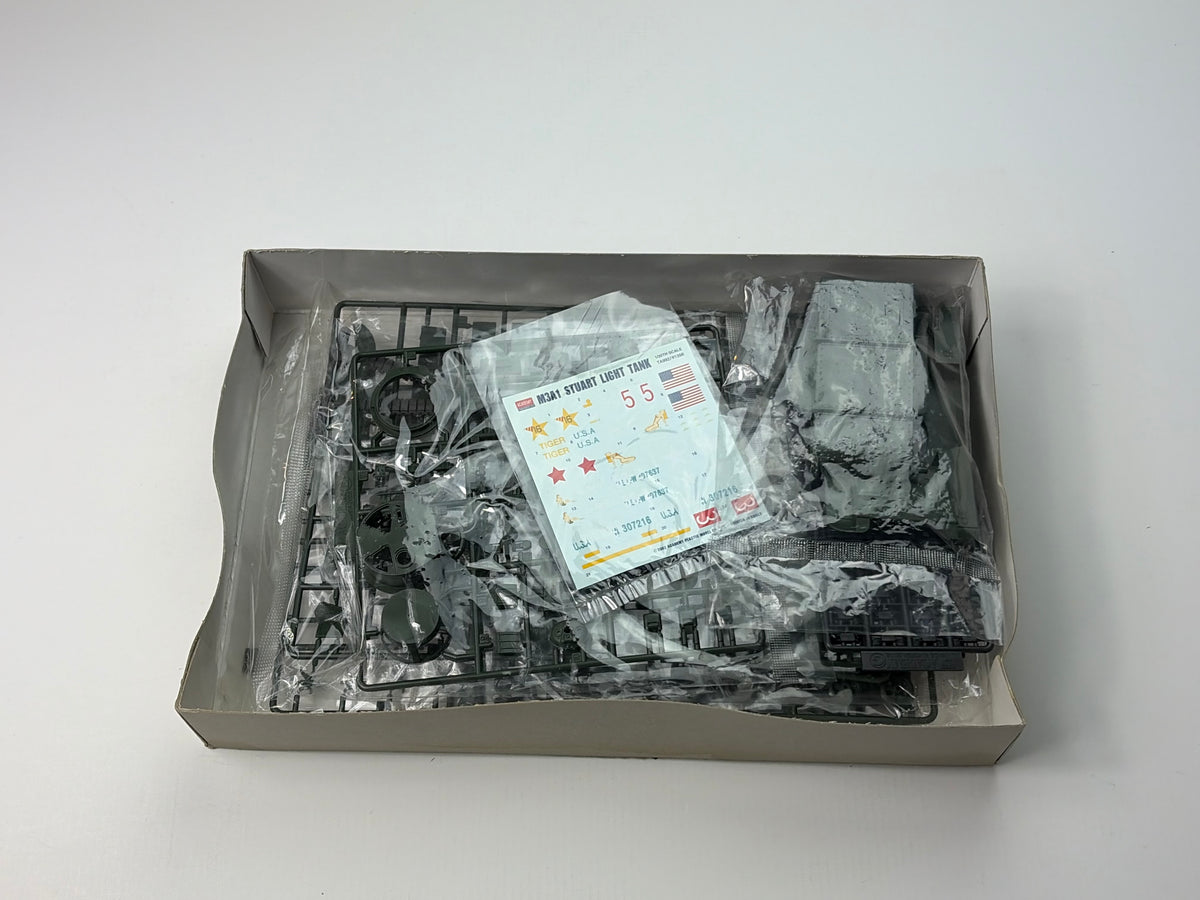 Academy 1398 | M3A1 Stuart Light Tank with Interior | 1:35